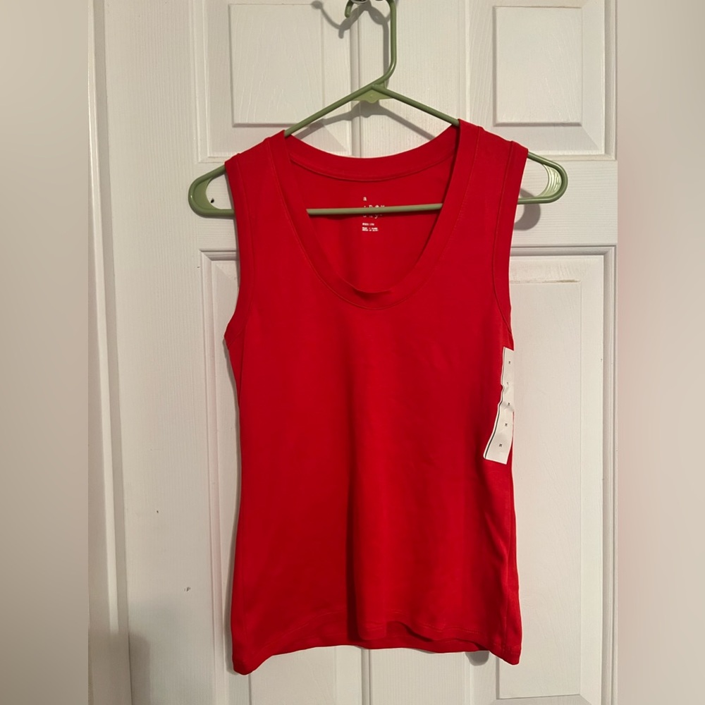 Medium red tank